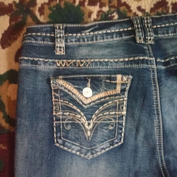 🤠Almost Famous Cropped Embroidered Jeans Size 15 - Picture 6 of 7